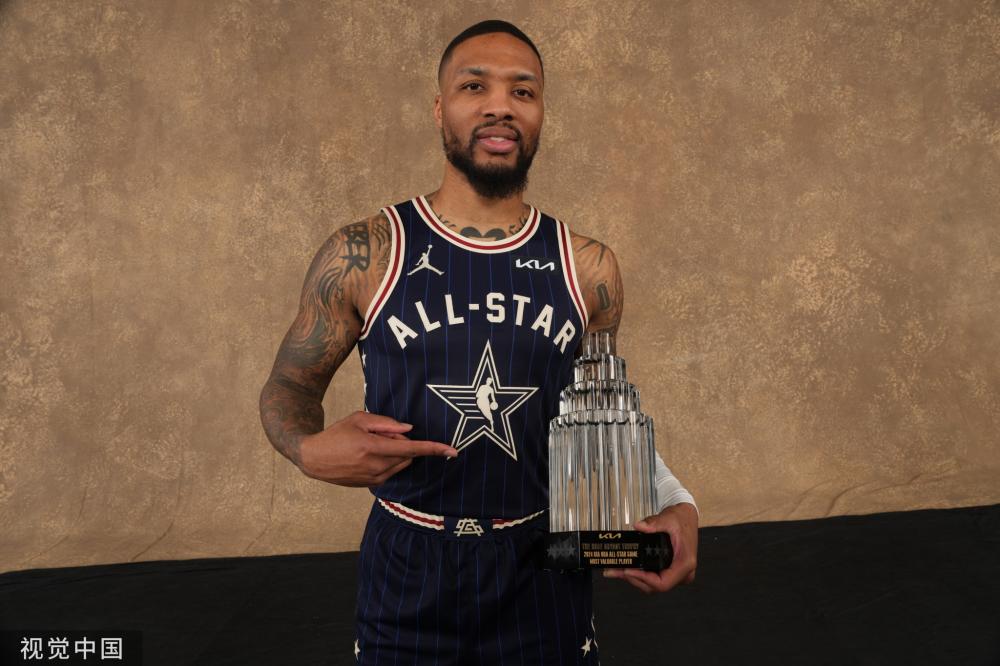 怀特笑着回 怀特笑着回